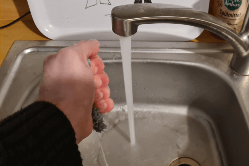 Салфетки Dreame L10s Pro отжимаются после увлажнения под проточной водой.